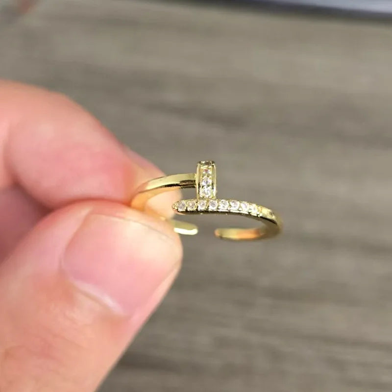 Ari nail ring