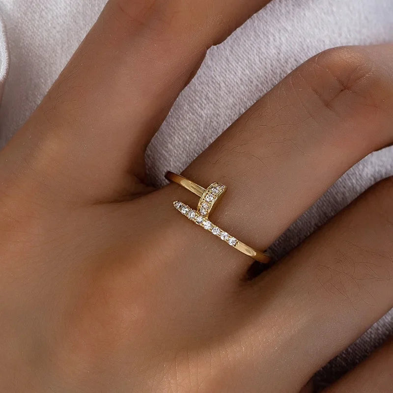 Ari nail ring