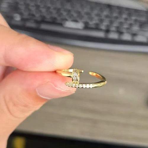 Ari nail ring